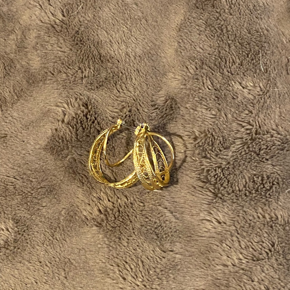 Elegant vintage Avon Gold Hoop Earrings